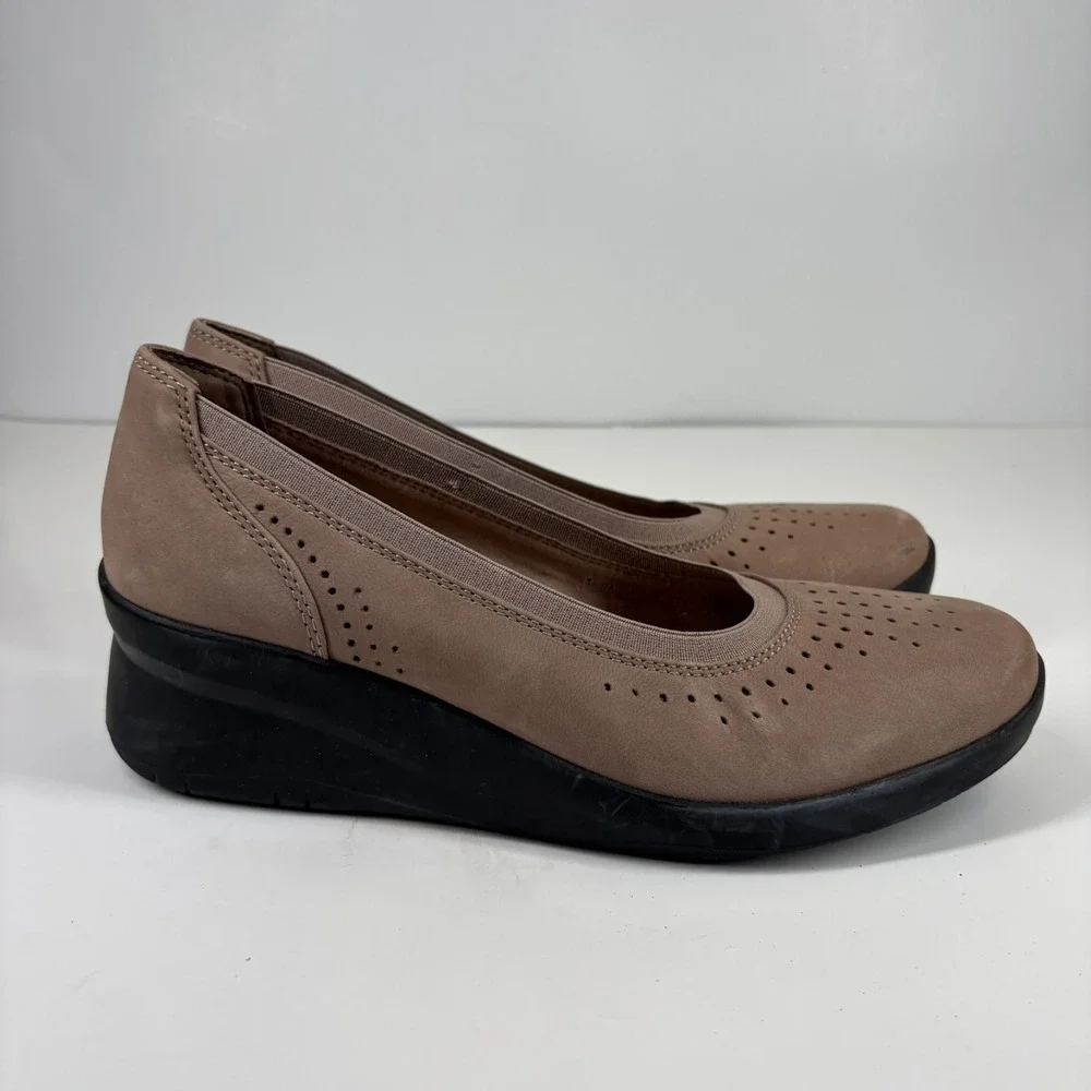 Clarks Suttyn Kaylie Women's 9.5M Light Taupe Casual Comfort Slip-On Wedge Shoes